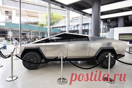 Илон Маск показал бронированную версию пикапа Cybertruck. Глава Tesla Илон Маск заявил, что электропикап Cybertruck выйдет в бронированной версии. В рамках подкаста The Joe Rogan Experience Маск сообщил, что электропикап Cybertruck будет весить 6000-7000 фунтов, или около трех тонн. Автомобиль также будет поставляться в бронированной версии.