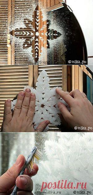 Декорируем зеркало на Новый год. Снежинка на стекле..