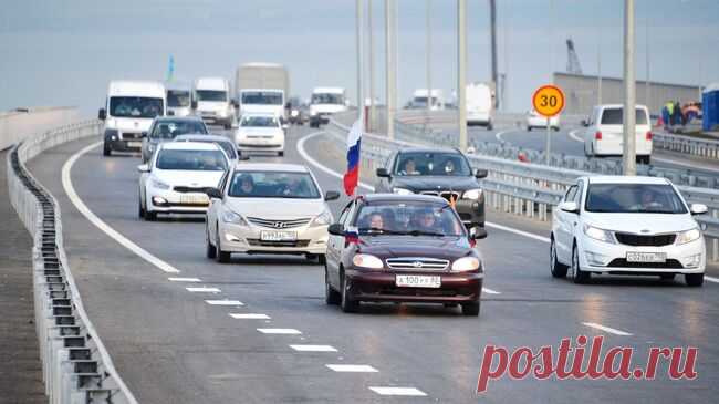 Волонтеры раздают воду автомобилистам в очереди к Крымскому мосту