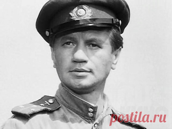 12 декабря - Родился Леонид Быков (12 декабря 1928 — 11 апреля 1979) - советский режиссер, сценарист, актер.
Леонид Федорович Быков родился 12 декабря 1928 года в селе Знаменское Славянского района Донецкой области. Он с детства мечтал об авиации и дважды поступал в летные училища. В первый раз не получилось – его «разоблачили» из-за приписанного себе возраста, второй раз он поступил в 1945 году в Ленинградскую спецшколу для летчиков.