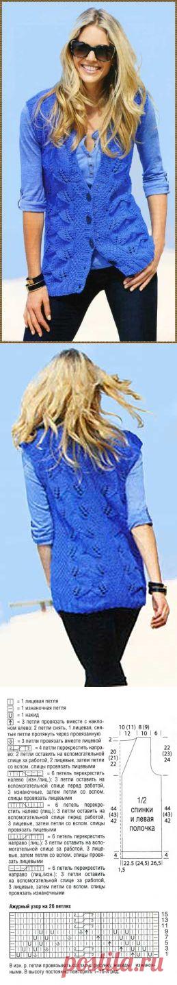 Удлинённый жилет на пуговицах синего цвета.