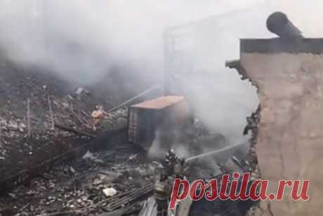 Опубликовано видео с места взрыва и пожара в цехе под Рязанью. Появилось видео тушения пожара после взрыва в цехе под Рязанью. На кадрах видно, как пожарные тушат отдельные очаги горения. Строение, в котором располагался цех, выглядит практически целиком уничтоженным. Согласно последним данным, которые пока не подтверждены официально, погибли 16 человек.