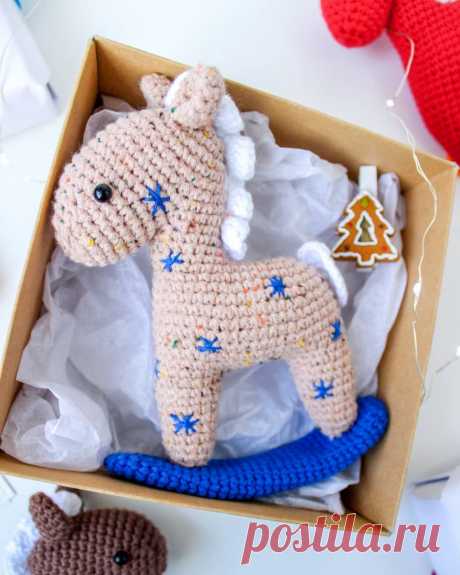 PDF Лошадка-Качалка крючком. FREE crochet pattern; Аmigurumi animal patterns. Амигуруми схемы и описания на русском. Вязаные игрушки и поделки своими руками #amimore - лошадь каталка, игрушечная лошадка качалка, конь.