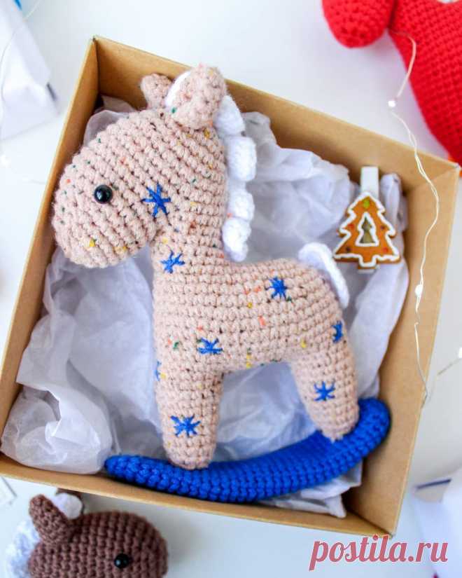 PDF Лошадка-Качалка крючком. FREE crochet pattern; Аmigurumi animal patterns. Амигуруми схемы и описания на русском. Вязаные игрушки и поделки своими руками #amimore - лошадь каталка, игрушечная лошадка качалка, конь.