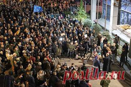 Прозападная оппозиция перекрыла улицу в центре Белграда. Прозападная сербская оппозиция перекрыла улицу Бирчанинова в центре Белграда. Около трех десятков человек собрались рядом со зданием Министерства государственного управления и местного самоуправления Сербии, а затем направились в сторону сербского МИД и правительства страны, где демонстранты перекрыли движение.