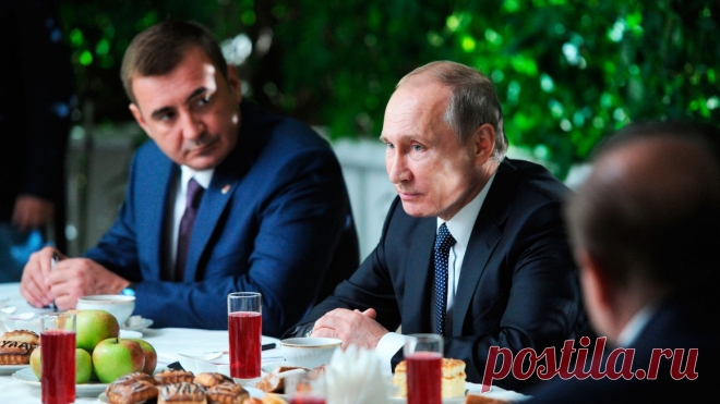 Рецепт пирога, от которого Путин пришел в восторг 

Во время визита российского президента в Тулу не обошлось без чаепития на веранде 