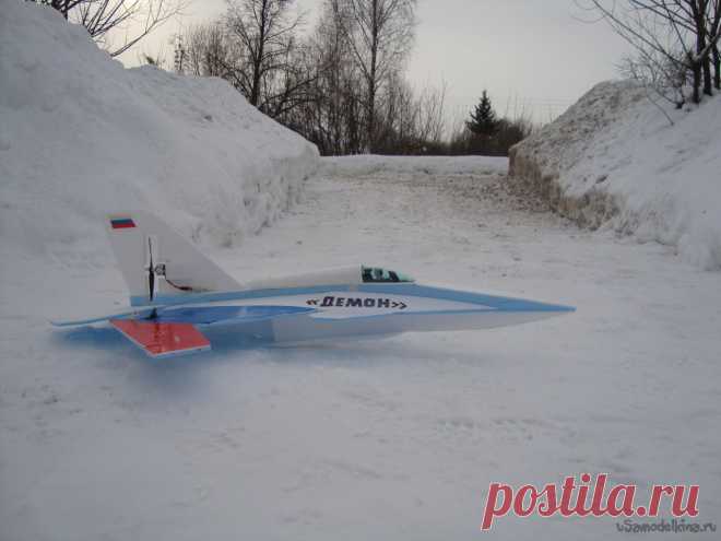 Создание экспериментальной авиамодели «Демон» СВ-190 с КОС Добрый день, уважаемые авиамоделисты. Сегодня речь пойдёт о модели с обратной стреловидностью крыла (КОС) под названием «Демон» СВ – 190. Вновь «Омикрон» посадил пожилых людей по домам. И что прикажете делать ? Просто так сидеть или валяться на диване уже нету сил, телевизионный терроризм надоел!