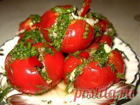 Помидоры малосольные с чесночной начинкой / С овощами и с грибами / Кулинарные рецепты - Фуд-клаб.ру