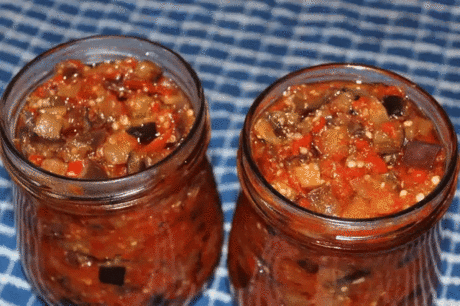 Хочу вам предложить заготовить на зиму остренькие, очень вкусные, с невероятным ароматом баклажаны по-грузински. Готовятся совершенно просто, а результат - отличный. Советую!
Из данного количества продуктов получится 2 пол-литровые баночки баклажанов. 
Для приготовления баклажанов по-грузински на зиму понадобится: баклажаны - 1 кг; сладкий болгарский перец - 400 г; масло растительное - 100 г; чеснок - 1 головка; перец горький - 1 шт.; соль - по вкусу; сахар - 1 ст. л.; уксус 9% - 100 мл. Бакла