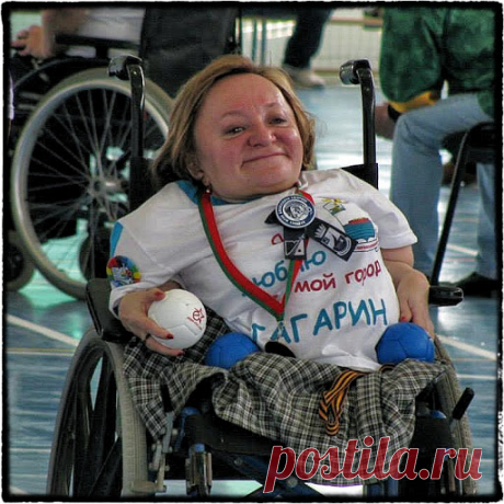 «Каждый несёт свой крест в одиночку…»
------------------------------------------------------------------------------------------------------------

Автор этого стихотворения — Надежда Капкова, инвалид I группы (несовершенный остеогенез). 

Родилась в 1963 г. в г. Гжатске, ныне Гагарине. В 1988 году вместе с такими же энтузиастами Надежда Васильевна создала в родном городе клуб «Корчагинец», вовлекающий в творческую и социально активную жизнь инвалидов. 

Несмотря на свой н...