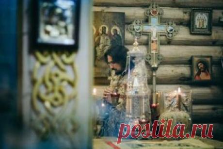 Об обычаях и традициях в Церкви Свастика на саккосе, целование в уста прихожан и прихожанок – когда-то это было в церковной жизни. Почему, когда во время богослужения звучит призыв встать прямо, многие опускают голову? Протоиерей Фе...