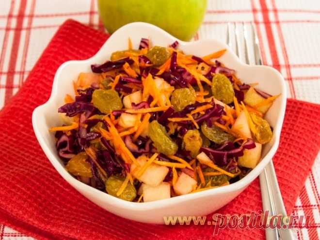 Салат с капустой, яблоком и изюмом