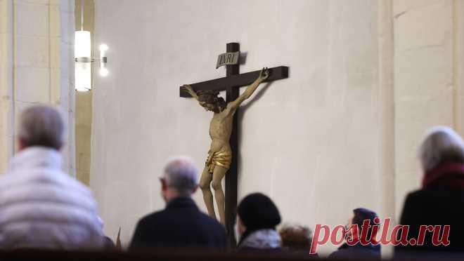 Католическая епархия выплатит сотни миллионов долларов жертвам педофилов. Католическая епархия диоцеза штата Нью-Йорк заплатит жертвам сексуального насилия против детей со стороны своих иерархов $323 млн. Об этом сообщает газета The Guardian. "Соглашение обеспечит справедливую компенсацию жертвам насилия, ...