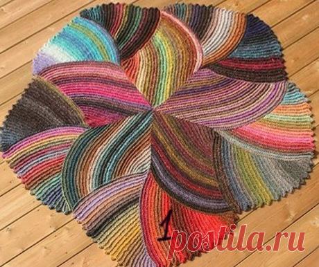 Коврик спицами в технике энтерлак.
Набираем 60 петель,   ряд — провязываем 59 петель и последнюю 60-ую петлю оставляем на спице не провязывая, 
 2 ряд — у нас на спице 60-ая петля первого ряда, снимаем 59-ую петлю и вяжем оставшиеся 58. 
 3 ряд — вяжем 57 петель, 58-ую оставляем непровязывая (у нас уже 3 петли «в остатке») 
 4 ряд — на спице уже 3 петли, следующую снимаем, остальные провязываем 

 Таким образом, через ряд мы вяжем на одну петлю меньше и у нас получается тр...