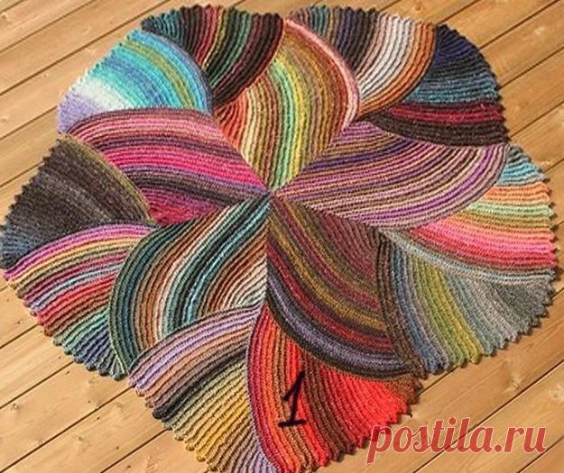 Коврик спицами в технике энтерлак.
Набираем 60 петель,   ряд — провязываем 59 петель и последнюю 60-ую петлю оставляем на спице не провязывая, 
 2 ряд — у нас на спице 60-ая петля первого ряда, снимаем 59-ую петлю и вяжем оставшиеся 58. 
 3 ряд — вяжем 57 петель, 58-ую оставляем непровязывая (у нас уже 3 петли «в остатке») 
 4 ряд — на спице уже 3 петли, следующую снимаем, остальные провязываем 

 Таким образом, через ряд мы вяжем на одну петлю меньше и у нас получается тр...