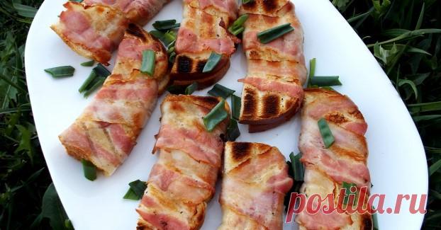 Бутерброды с беконом на мангале и помидорами. Бутерброды с беконом на мангале. Бутерброды с беконом на мангале и помидорами. Кабачки в беконе на мангале. Хлеб в беконе на мангале.