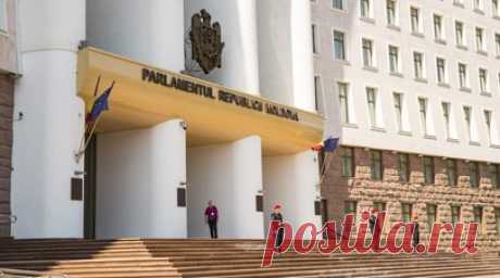 Протестующие собрались у парламента Молдавии в поддержку депутатов «Победы». Местные жители собираются на акцию протеста у здания парламента Молдавии в поддержку депутатов блока «Победа», которых лишили возможности участия в заседаниях. Так, например, депутат оппозиционного блока Вадим Фотеску заявил о планах вместе с коллегами пройти в зал заседаний на свои рабочие места, так как принятое вчера парламентским большинством решение абсолютно незаконно. Читать далее