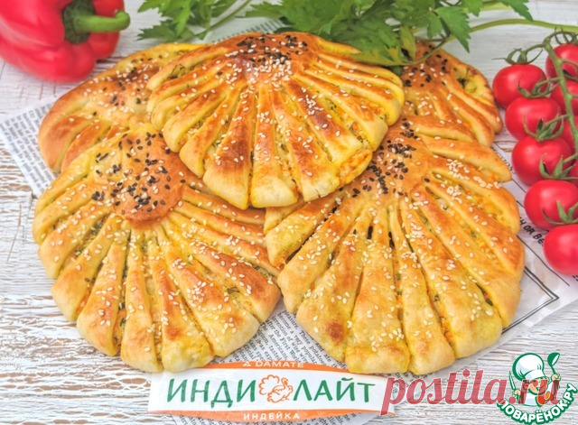 Лепешки с индейкой и сыром. Вкусные, сытные лепешки из дрожжевого теста с индейкой, сыром и овощами. Прекрасно подойдут в качестве завтрака или закуски, а так же удобно взять на пикник. Угощайтесь!
