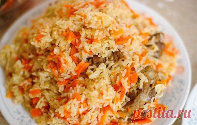 Плов в медленноварке Рецепт приготовления плова из курицы, моркови, лука, чеснока и риса в медленноварке на ужин. Все ингредиенты для плова сначала обжариваются на растительном масле.