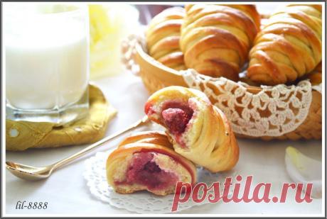 Пирожки с творогом и клубникой.