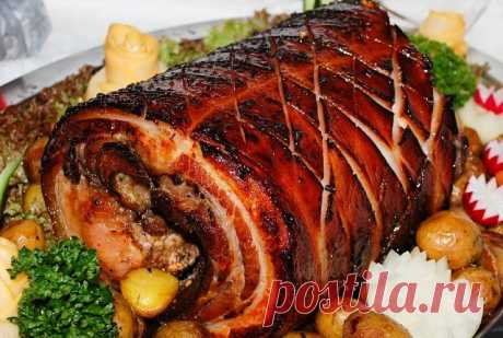 Свиной бок - ВКУСНОТИЩА  НЕОБЫКНОВЕННАЯ!!!

ОБЯЗАТЕЛЬНО сохраняйте  СЕБЕ и удивляйте своих родных и друзей !

Самое трудное в этом деле – успеть к мяснику до того как он всю тушу изрубит на шашлыки. Вам нужен отруб от хребта и до самого низа живота, желательно на всю длину. Кости надо аккуратно вырезать – пусть себе оставит, нам всё остальное и не надо шкуру срезать. Нам подешевле, со шкурой. 

Принесли домой? Красота, полюбовались и хватит. Берём специи (розмарин, чабер, ...