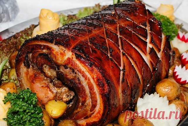 Свиной бок - ВКУСНОТИЩА  НЕОБЫКНОВЕННАЯ!!!

ОБЯЗАТЕЛЬНО сохраняйте  СЕБЕ и удивляйте своих родных и друзей !

Самое трудное в этом деле – успеть к мяснику до того как он всю тушу изрубит на шашлыки. Вам нужен отруб от хребта и до самого низа живота, желательно на всю длину. Кости надо аккуратно вырезать – пусть себе оставит, нам всё остальное и не надо шкуру срезать. Нам подешевле, со шкурой. 

Принесли домой? Красота, полюбовались и хватит. Берём специи (розмарин, чабер, ...