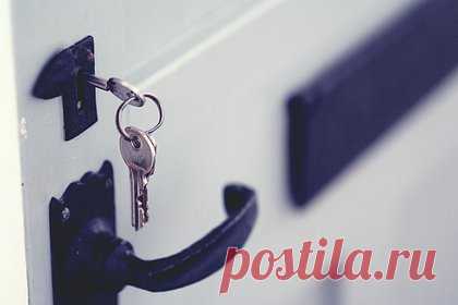 Квартира россиянки покрылась фекалиями и плесенью. В городе Кандалакше Мурманской области квартира россиянки покрылась фекалиями и плесенью во время ее отсутствия. Хозяйка жилья обнаружила зловонные массы после того, как вернулась домой спустя 1,5 месяца. В управляющей компании женщине сказали, чтобы она «брала тряпку и убирала все сама».