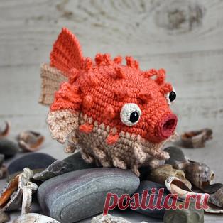Рыба Фугу амигуруми. Схемы и описания для вязания игрушек крючком! Бесплатный мастер-класс от Надежды Соколовой по вязанию рыбы фугу по имени Фига. Диаметр вязаной крючком игрушки примерно 7,5 см, длина вместе с хвост…