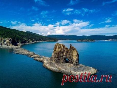 7 потрясающих диких мест России, над созданием которых природа особенно постаралась Эти места полны различных объектов, которые потрясают воображение своей уникальностью и размерами.Нацпарк «Шантарские острова» Место располагается в Охотском море и представляет собой скопление скалис...