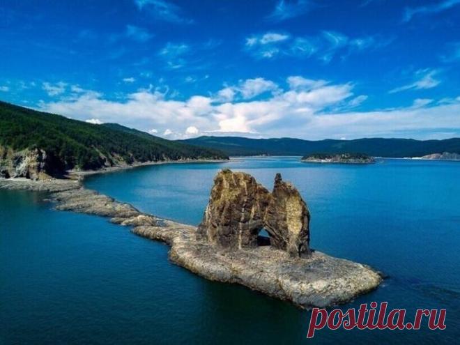 7 потрясающих диких мест России, над созданием которых природа особенно постаралась Эти места полны различных объектов, которые потрясают воображение своей уникальностью и размерами.Нацпарк «Шантарские острова» Место располагается в Охотском море и представляет собой скопление скалис...