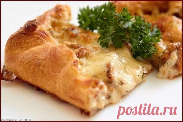 Пирог с грибами, сметаной и сыром