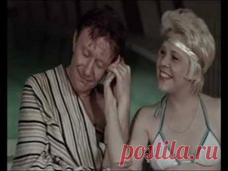 Блондинка за углом Устроившись работать грузчиком, бывший астрофизик влюбляется в продавщицу и оказывается в окружении людей, чуждых ему. Он старается приобщить девушку к иной ...