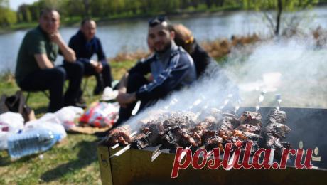 Россиянам рассказали, из какой посуды нельзя есть шашлык. Поедание шашлыка из дешевой пластиковой посуды может быть опасно для здоровья. Об этом в интервью РИАМО предупредила врач-диетолог, кандидат медицинских наук Елена Соломатина. Предпочтение, по ее словам, стоит отдать тарелкам, которые ...