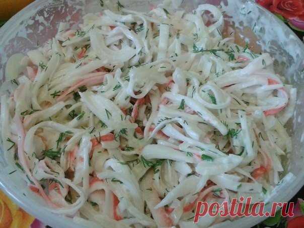 Вкуснейший крабовый салат всего из 4-х ингредиентов 

Очень вкусно!




Ингредиенты:
Крабовые палочки — 400 г,лук — 3 шт.,укроп,майонез.
Приготовление:

Крабовые палочки нарезаем соломкой, лук — полукольцами.Маринуем полчаса в холодильнике крабовые пал…