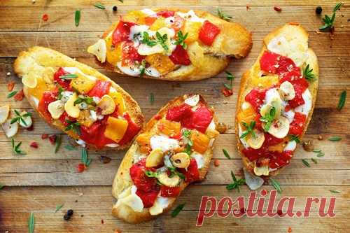 Вкуснятина – 3 простых рецепта горячих бутербродов Ароматные горячие бутерброды – простой вариант сбалансированного завтрака или сытного перекуса с хрустящей корочкой. С кусочком подрумяненного багета можно сочетать колбасу, волокнистые ломтики курицы, помидоры, грибы и сливочный расплавленный сыр.