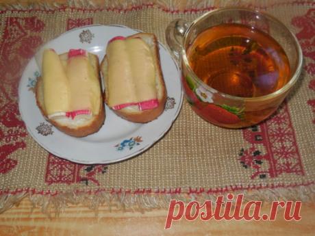 Горячие бутерброды с сыром и крабовыми палочками - как приготовить горячие бутерброды в духовке, пошаговый рецепт с фото Для современных хозяек, а особенно для работающих мамочек, горячие бутерброды это своего рода «палочка выручалочка». Готовится такое блюдо всегда быстро и просто, а съедается, как говорится, «на ура». Предлагаю кулинаркам пополнить свою копилку рецептов и приготовить вместе со мной вкусные, нежные и сытные горячие бутерброды с крабовыми палочками и сыром...
