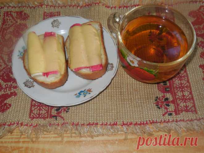 Горячие бутерброды с сыром и крабовыми палочками - как приготовить горячие бутерброды в духовке, пошаговый рецепт с фото Для современных хозяек, а особенно для работающих мамочек, горячие бутерброды это своего рода «палочка выручалочка». Готовится такое блюдо всегда быстро и просто, а съедается, как говорится, «на ура». Предлагаю кулинаркам пополнить свою копилку рецептов и приготовить вместе со мной вкусные, нежные и сытные горячие бутерброды с крабовыми палочками и сыром...
