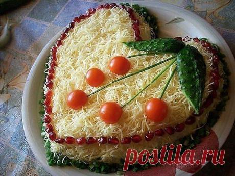 Салат из курицы с сыром

Ингредиенты:
- куриный копченый окорочок — 1 шт. или 400 гр. копченой куриной грудки
- куриное яйцо – 2 шт.
- кукуруза сладкая консервированная – 150 гр.
- твердый сыр – 130 гр.
- майонез 50% — 200 гр.
- томаты средней величины – 2 шт.
- чеснок – 2 зубка
- зелень: укроп – 2 веточки
- специи: соль и черный молотый перец – по одной щепотке

1. Из окорочка удалим шкуру, косточки, хрящи и нарежем кубиками. И разместим первым слоем в салатнице