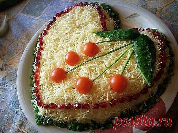 Салат из курицы с сыром

Ингредиенты:
- куриный копченый окорочок — 1 шт. или 400 гр. копченой куриной грудки
- куриное яйцо – 2 шт.
- кукуруза сладкая консервированная – 150 гр.
- твердый сыр – 130 гр.
- майонез 50% — 200 гр.
- томаты средней величины – 2 шт.
- чеснок – 2 зубка
- зелень: укроп – 2 веточки
- специи: соль и черный молотый перец – по одной щепотке

1. Из окорочка удалим шкуру, косточки, хрящи и нарежем кубиками. И разместим первым слоем в салатнице