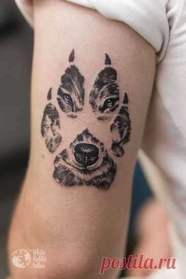 Татуировка волчьей лапы символизирует движение и прогресс .