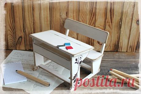 Маленькая парта - прекрасный подарок любимому учителю!!! 📖
Интересная игрушка, декор для фото сессий или интересный элемент оформления кукольного интерьера.
Размеры: 17х17х12(в) см