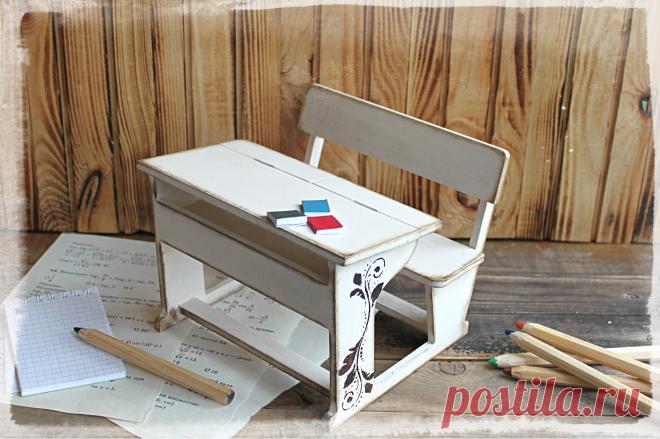 Маленькая парта - прекрасный подарок любимому учителю!!! 📖
Интересная игрушка, декор для фото сессий или интересный элемент оформления кукольного интерьера.
Размеры: 17х17х12(в) см