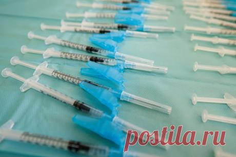 В ВОЗ связали смертность от коронавируса с отказом от вакцинации. Подавляющее большинство летальных исходов, связанных с последствиями заражения коронавирусом, приходятся на невакцинированных пациентов. По словам эксперта, около 99 процентов граждан, попавших в больницы с тяжелым течением COVID-19 и впоследствии скончавшихся от осложнений заболевания, не сделали прививку.
