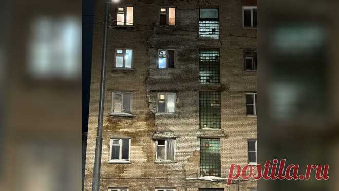 Жительница Подмосковья о треснувшем доме: "Он гниет уже много лет". В подмосковном городе Пересвет накануне расселили жильцов треснувшего многоквартирного дома по ул. Октябрьской. Как рассказала жительница соседнего дома Мария Иванова телеканалу "360", трещина на здании появилась уже давно, с ...