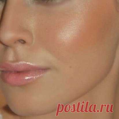 Чистка лица. Проверено!!!
1. Умываем лицо привычным способом, закалываем волосы, чтобы лицо было открытым.
2. Готовим смесь №1. Берем столовую ложку пены для бритья, добавляем пол чайной ложки соды. Хорошенько мешаем.
3. Кипятим воду в кастрюле, бросаем горсть цветков сухой ромашки.
Ставим кастрюлю на стол, накрываемся полотенцем и парим лицо. Хватает минут 5-7.
4. На распаренное влажное лицо наносим смесь, избегая области глаз и губ.
Идем в ванную, открываем кран с горячей водой. Под струю воды