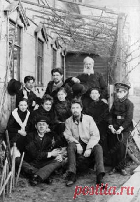На фото:  1-й ряд - Михаил Чехов, Антон Чехов; 2-й ряд - Александра Лёсова (учительница), Лидия Мизинова, Мария  Чехова, Евгения Яковлевна Чехова (мать), Сережа Киселев (сын знакомых)  3-й ряд - Александр Игнатьевич Иваненко ("вечный друг" семьи), Иван Чехов, Павел Егорович Чехов (отец).  1890 год. (Из собрания музея А.П. Чехова в Москве)