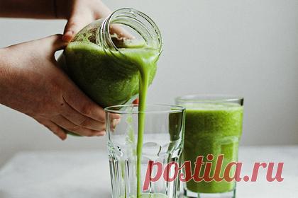 Диетолог назвала рецепт замедляющего старение сока. Диетолог Лора Бурак назвала рецепт замедляющего старение натурального сока, который можно приготовить в домашних условиях. Бурак предлагает добавлять в сок зелень и овощи, такие как шпинат, кейл и огурцы. Она объяснила, что эти ингредиенты содержат антиоксиданты и витамины А и С.