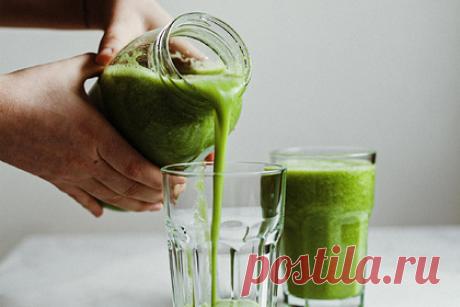 Диетолог назвала рецепт замедляющего старение сока. Диетолог Лора Бурак назвала рецепт замедляющего старение натурального сока, который можно приготовить в домашних условиях. Бурак предлагает добавлять в сок зелень и овощи, такие как шпинат, кейл и огурцы. Она объяснила, что эти ингредиенты содержат антиоксиданты и витамины А и С.