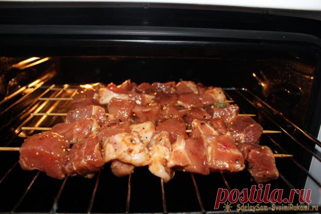 Как без мангала приготовить очень достойный шашлык в духовке Сезон пикников остался позади, но это не повод отказывать себе в жареном мясе на шампурах. И не важно, что приготовлено оно дома, в обычном духовом шкафу. Шашлыки получаются такие же мягкие, ароматные, словно пропитанные дымом. А хрустящий маринованный лук придаст мясу особый неповторимый вкус того