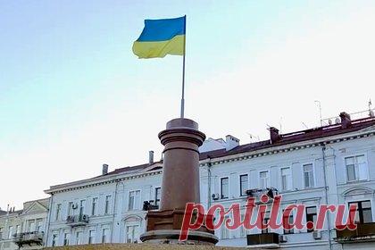 В Одессе нашли замену снесенному памятнику Екатерине II. В Одессе вместо снесенного памятника русской императрице Екатерине II установили флаг Украины. Об этом сообщил советник главы областной военной администрации Сергей Братчук. Сама скульптура была демонтирована в ночь на 29 декабря. Вместе с ней также снесли памятник русскому полководцу Александру Суворову.